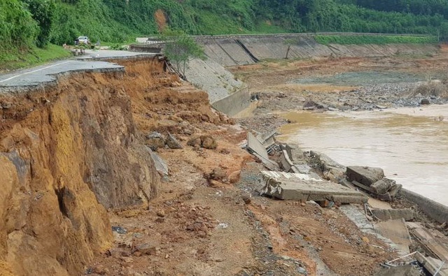 Hệ thống giao thông của tỉnh Quảng Nam bị mưa lũ tàn phá nặng nề. Trong ảnh: Đường Hồ Chí Minh đoạn nối huyện Nam Giang và Phước Sơn bị đứt