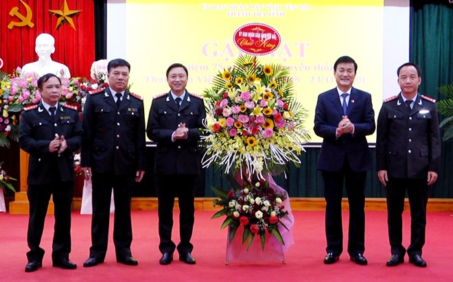 Thay mặt lãnh đạo tỉnh, đồng chí Nguyễn Chiến Thắng - Phó Chủ tịch UBND tỉnh tặng hoa chúc mừng tập thể cán bộ, công chức Thanh tra tỉnh