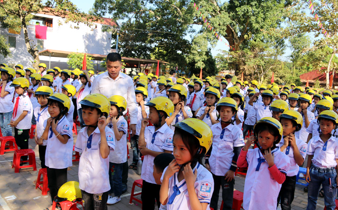 Học sinh Trường Tiểu học Xuân Ái, huyện Văn Yên nhận mũ bảo hiểm từ Chương trình 