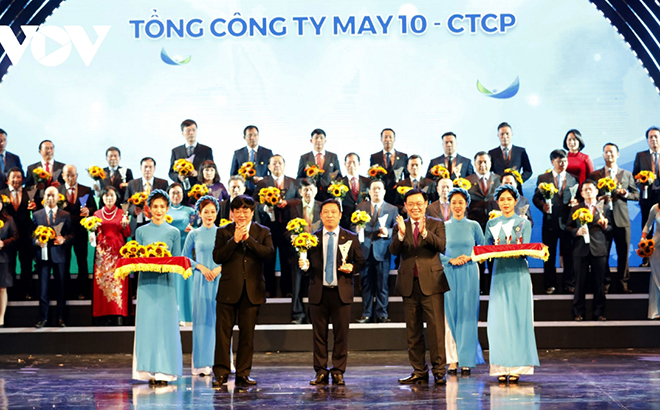 Tổng Giám đốc Đài Tiếng nói Việt Nam Nguyễn Thế Kỷ và Bí thư Thành ủy Hà Nội Vương Đình Huệ trao tặng cúp cho doanh nghiệp.