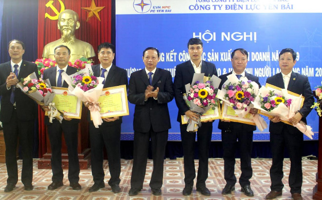 Công ty Điện lực Yên Bái khen thưởng các tập thể có thành tích trong phong trào thi đua sản xuất, kinh doanh.