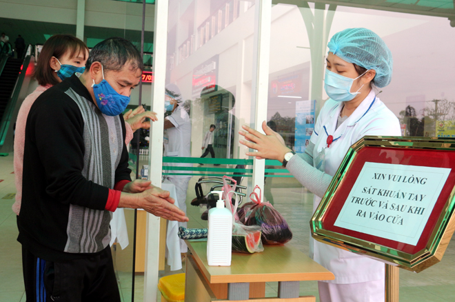 Người dân thực hiện các biện pháp phòng, chống dịch Covid-19 tại Bệnh viện Đa khoa tỉnh. 
