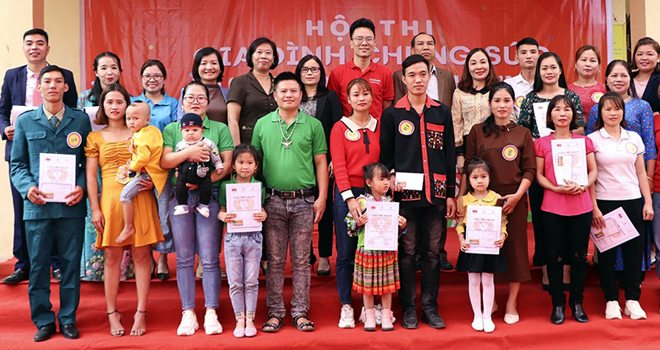 Ban Tổ chức Hội thi trao giải cho các gia đình đạt giải tại xã Minh An, huyện Văn Chấn. 
