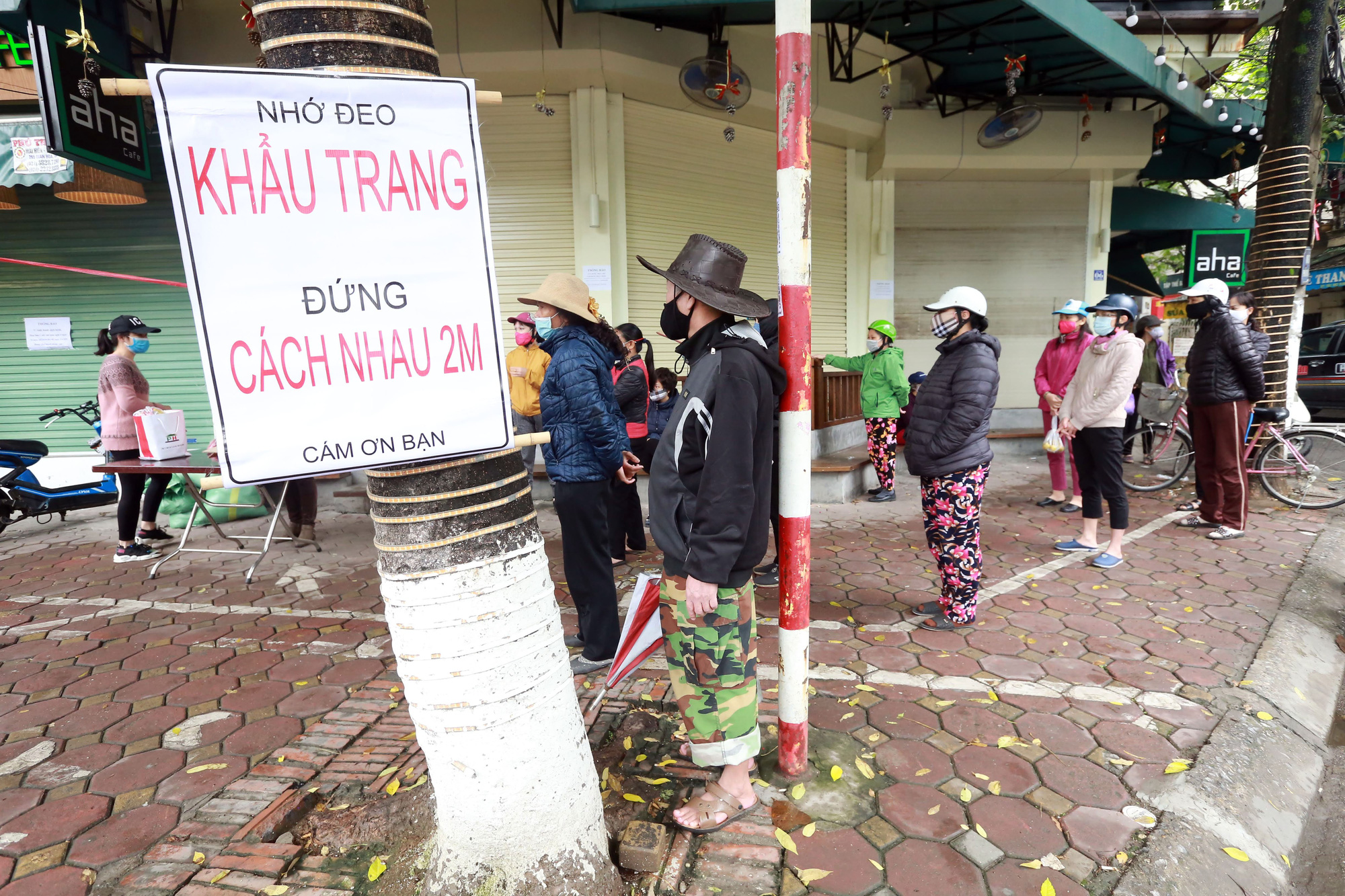 Bảng truyền thông để người dân chú ý đeo khẩu trang phòng dịch tại một khu dân cư ở Hà Nội