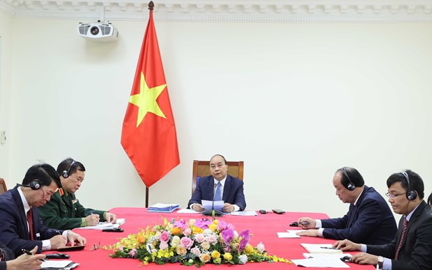 Prime Minister Nguyen Xuan Phuc (centre) at the online talks with his Cambodian counterpart Samdech Techo Hun Sen on November 24.