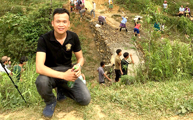 Vi Văn Tú bên công trình làm cầu qua khe tại thôn Làng Tống, xã Túc Đán, huyện Trạm Tấu.