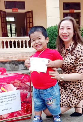 Chị Trần Thị Hồng tặng quà cho nạn nhân chất độc da cam.