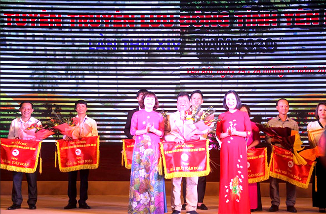 Đồng chí Hoàng Thị Thanh Bình – Phó Chủ tịch HĐND tỉnh trao Giải Nhất toàn đoàn cho đội tuyên truyền lưu động huyện Lục Yên tại Hội thi Tuyên truyền lưu động tỉnh Yên Bái lần thứ XIV, năm 2020.
