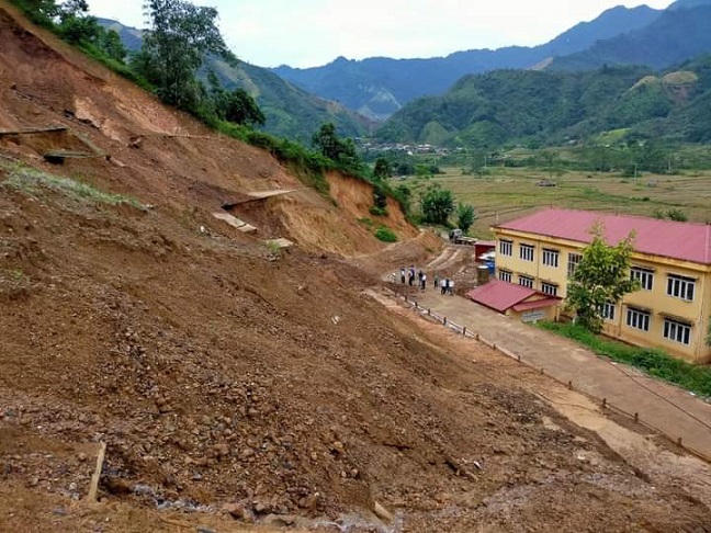 Mùa mưa bão mỗi năm sạt lở hàng trăm mét khối đất đá xuống khu vực ngôi trường.