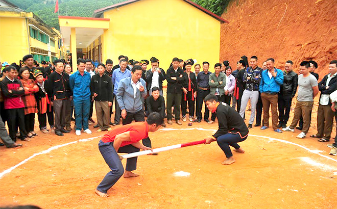 Người dân thôn Làng Mới, xã Đại Sơn thi đấu các trò chơi dân gian tại Ngày hội Đại đoàn kết toàn dân tộc năm 2020.