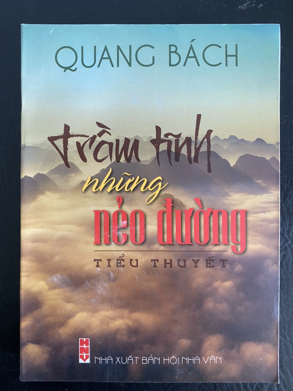 Bìa 1 cuốn sách “Trầm tĩnh những nẻo đường” của tác giả, nhà giáo Lương Quang Bách