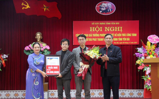 Đồng chí Nguyễn Thanh Thủy - Giám đốc Đài PT-TH tỉnh trao giải Nhì cho phương án của Công ty TNHH Kiến trúc Hòn Gai (HGAA)