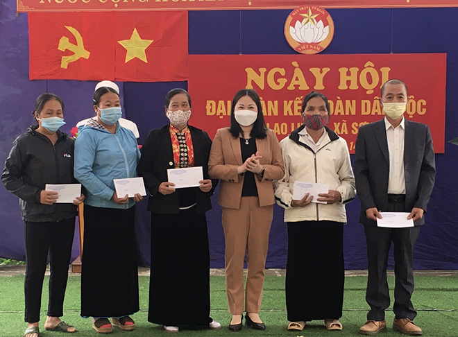 Đồng chí Vũ Thị Hiền Hạnh – Phó Chủ tịch UBND tỉnh tặng quà cho các hộ có hoàn cảnh khó khăn ở bản Ao Luông.