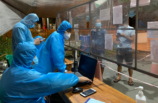 Cán bộ Trung tâm Y tế thành phố Yên Bái tham gia trực 24/24 tại các chốt kiểm dịch vào địa bàn. (Ảnh: Thu Trang)