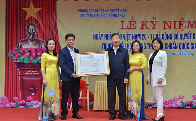 Trường Tiểu học Hồng Thái đón Bằng công nhận Trường đạt chuẩn quốc gia mức độ 2.