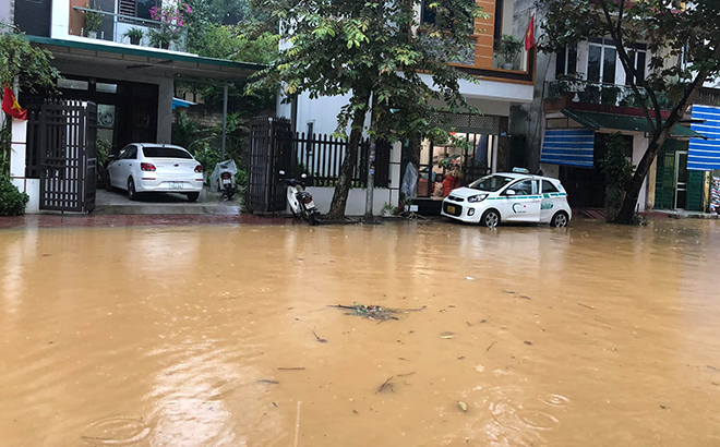 Đường Kim Đồng, phường Minh Tân, thành phố Yên Bái ngập sâu trong trận mưa đêm 21 rạng sáng ngày 22/11 .
