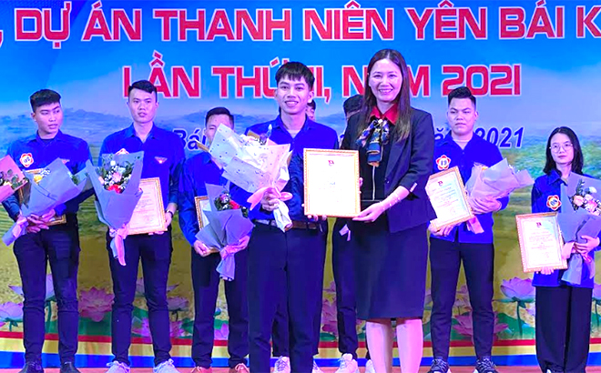 Nguyen Hong Son, a male student from the Yen Bai Vocational College, wins the first prize at Yen Bai’s third contest on youth startup projects and ideas for his new-technology multifunctional machine.