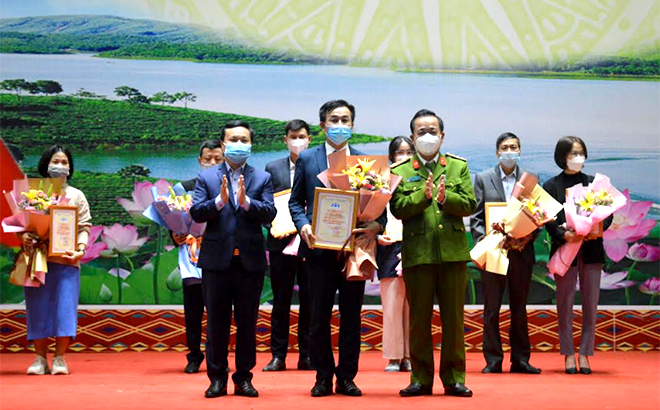 Ban Tổ chức Cuộc thi trao giải Nhất tập thể cho Trường THPT Nguyễn Huệ, thành phố Yên Bái.