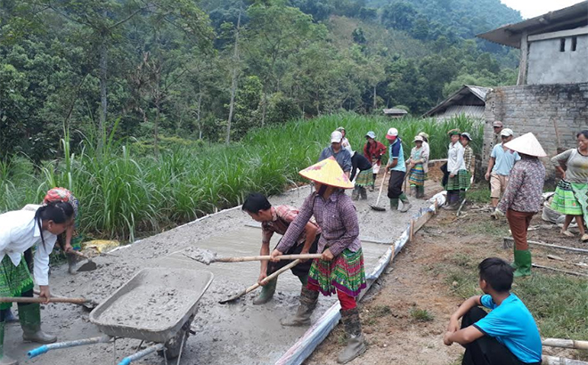 Residents in Hong Ca commune have actively joined hands in upgrading local roads.
