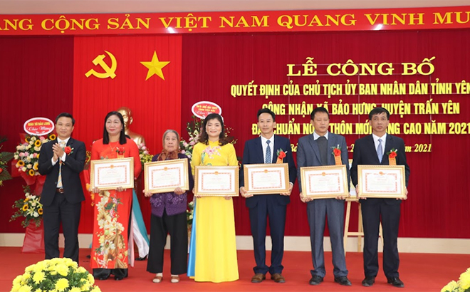 Lãnh đạo Sở Nông nghiệp và Phát triển nông thôn tỉnh Yên Bái trao bằng khen cho các cá nhân có thành tích xuất sắc trong phong trào xây dựng NTM của xã Bảo Hưng.