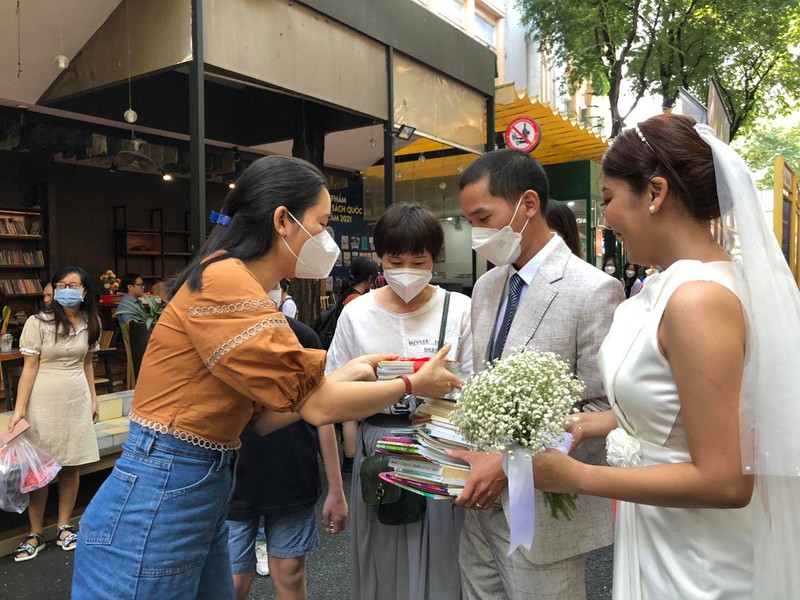 Đám cưới đặc biệt của chú rể quê Yên Bái chỉ nhận mừng bằng những cuốn sách ở Đường sách thành phố Hồ Chí Minh (Ảnh: Báo Pháp luật)