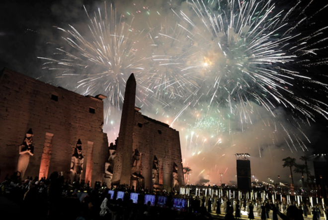 Pháo hoa rực sáng bầu trời trong lễ khánh thành Đại lộ Nhân sư ở Ai Cập.