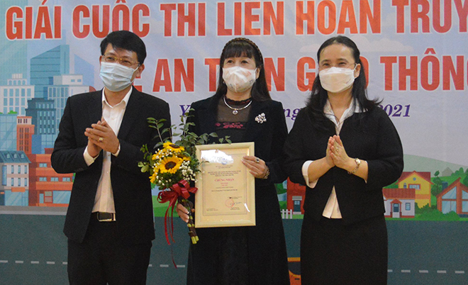 Ban Tổ chức trao giải Nhất tập thể cho Trung tâm Truyền thông và Văn hóa thành phố Yên Bái.