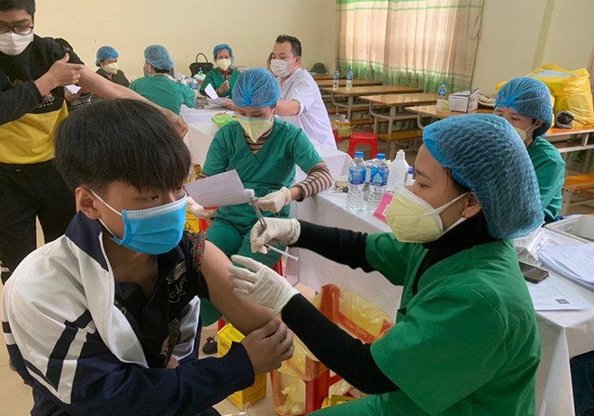 Học sinh tại Bắc Giang tiêm vắc xin ngừa COVID-19. Ảnh minh họa
