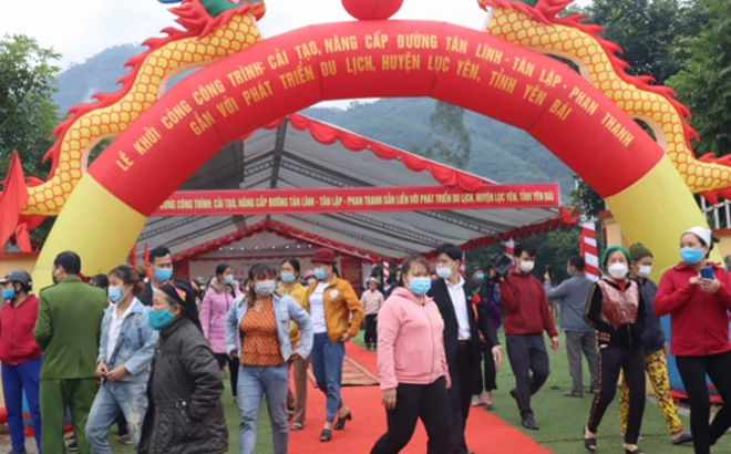 Người dân nô nức tham dự  lễ khởi công xây dựng tuyến đường Tân Lĩnh - Tân Lập - Phan Thanh.