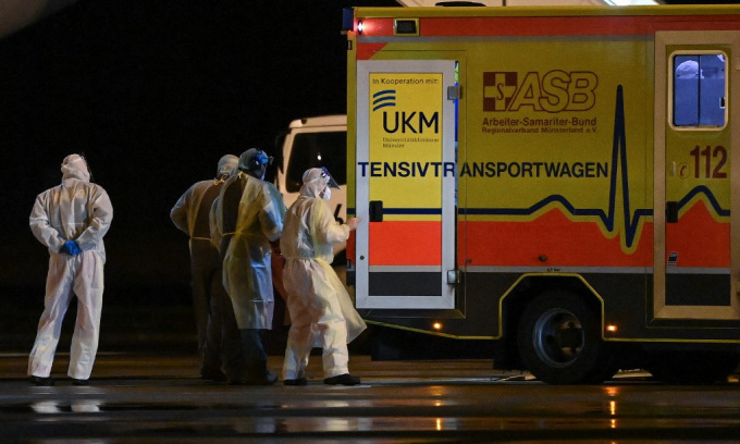Nhân viên y tế chuyển bệnh nhân Covid-19 tại sân bay Muenster Osnabruck, miền bắc Đức, hôm 26/11. Ảnh: AFP.
