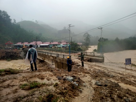 Điểm sạt lở tại mố cầu dẫn vào khu dân cư Bằng La, xã Trà Leng (huyện Nam Trà My, tỉnh Quảng Nam) vào sáng 29/11.