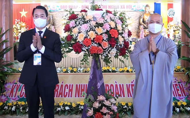 Lãnh đạo huyện Văn Yên tặng hoa chúc mừng Đại hội