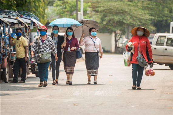 Người dân đeo khẩu trang nhằm ngăn chặn sự lây lan của dịch Covid-19 tại Viêng Chăn, Lào ngày 23-3-2020. (Ảnh minh họa)