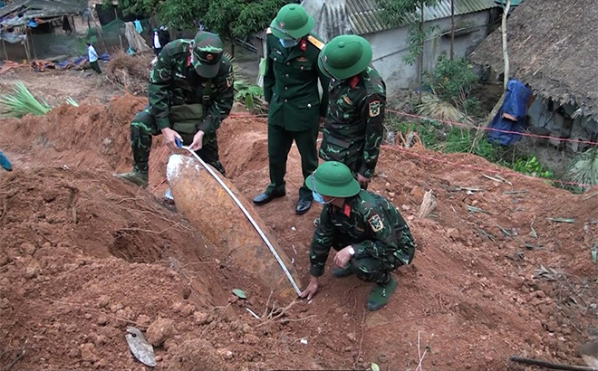 The bomb, 1.2m in length, has a diameter of about 45 cm.