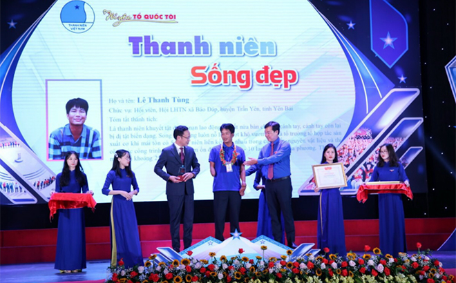 Anh Lê Thanh Tùng nhận giải thưởng Thanh niên sống đẹp năm 2020.