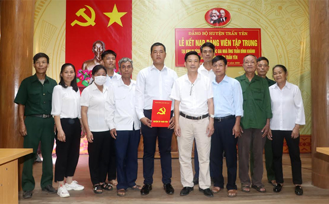 Lãnh đạo xã Hưng Thịnh dự lễ kết nạp đảng viên mới cùng Chi bộ thôn Kim Bình.