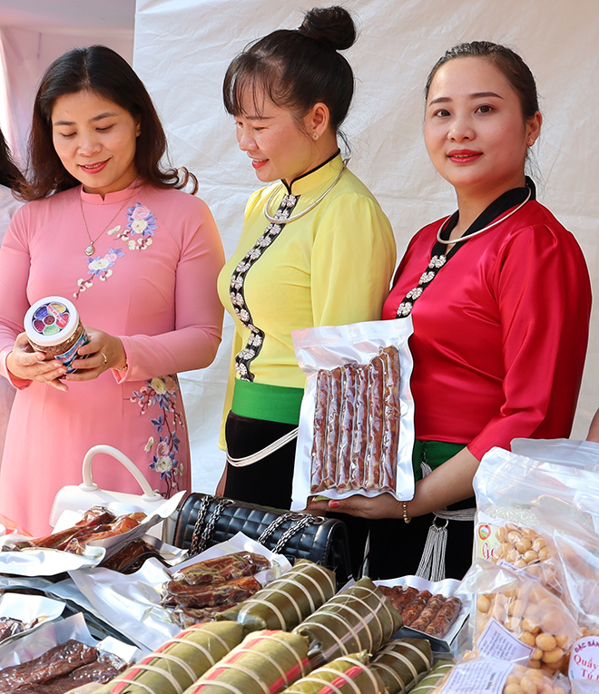 Chị Lường Thị Hoàn (bên phải) giới thiệu sản phẩm thịt hun khói tại gian hàng quảng bá sản phẩm của Hội LHPN thị xã Nghĩa Lộ trong Ngày hội Phụ nữ khởi nghiệp năm 2022.
