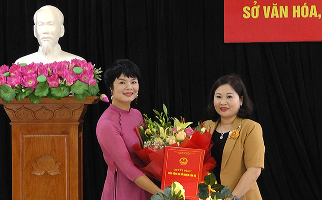 Đồng chí Vũ Thị Hiền Hạnh – Phó Chủ tịch UBND tỉnh trao Quyết định và tặng hoa cho đồng chí Vũ Thị Mai Oanh.