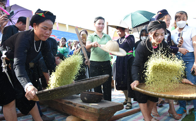 Thi làm cốm tại Lễ hội Cắc Kéng ở xã Khánh Thiện huyện Lục Yên.