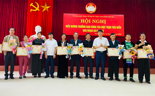 Lãnh đạo Ủy ban Mặt trận Tổ quốc Việt Nam tỉnh Yên Bái tặng Bằng khen cho các trưởng ban công tác mặt trận tiêu biểu đã có thành tích xuất sắc trong công tác mặt trận, giai đoạn 2017 - 2022.