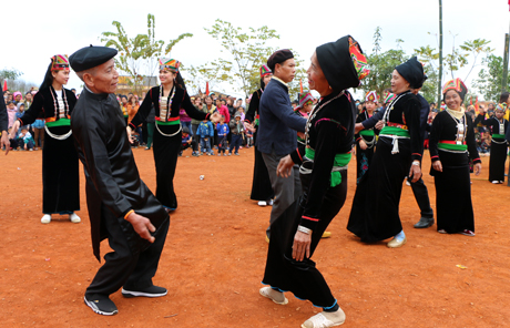 Các nghệ nhân biểu diễn dân vũ trong lễ hội cầu Mùa ở xã Nghĩa Sơn, huyện Văn Chấn, tỉnh Yên Bái.
