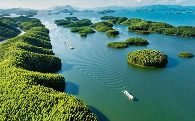 Hồ Thác Bà - “Hạ Long trên núi”.