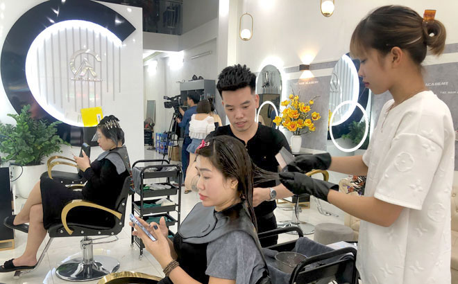 Salon Thạch Anh Cương, đường Đinh Tiên Hoàng, thành phố Yên Bái luôn chú trọng đến chất lượng dịch vụ làm tóc và các sản phẩm chăm sóc tóc bắt kịp xu hướng mới. Ảnh minh họa
