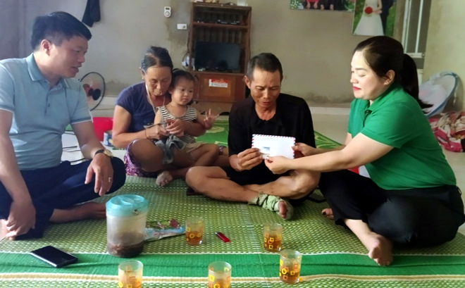 Bí thư Đảng ủy xã Phúc Lợi Phùng Thị Loan (áo xanh, ngoài cùng bên phải
