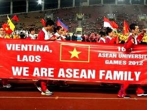 Đoàn thể thao sinh viên Việt Nam diễu qua lễ đài.
