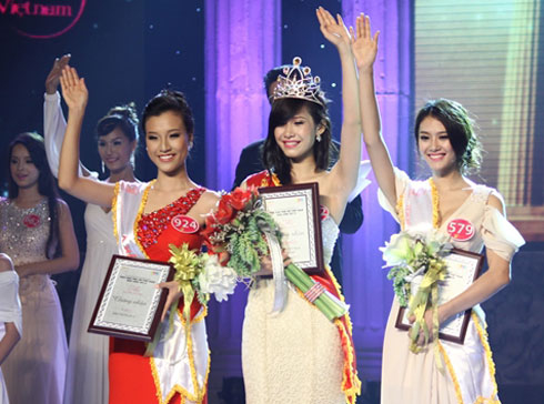 Từ trái qua: Á hậu 1 Hoàng Oanh, Hoa hậu Thu Quyên và Á hậu 2 Linh Chi.