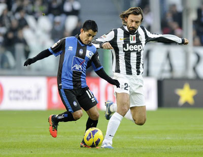Andrea Pirlo (phải, Juventus) tranh bóng với Maximiliano Moralez của Atalanta.
