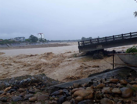 Trận mưa lũ ngày 11/10 vừa qua đã làm sập nhịp cầu Ngòi Thia (Yên Bái) làm ít nhất 4 người bị chết và mất tích.