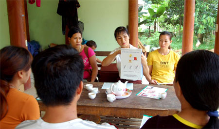 Cán bộ dân số xã Quang Minh, huyện Văn Yên tuyên truyền vận động người dân thực hiện kế hoạch hóa gia đình.