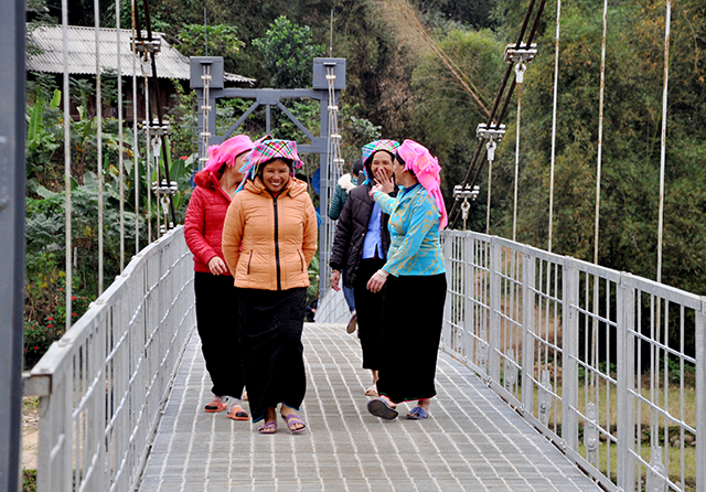 Nhiều cây cầu mới được đầu tư ở Nghĩa Lộ giúp nhân dân đi lại thuận tiện.
